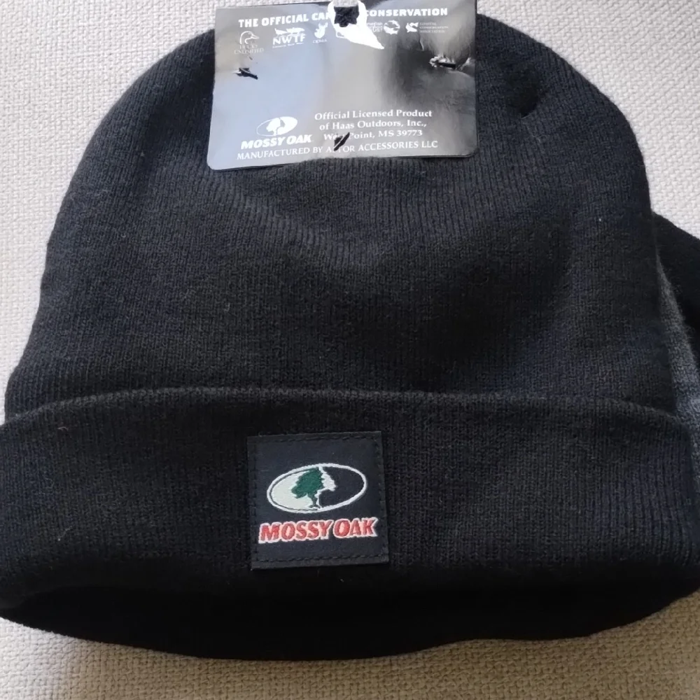 Mossy Oak Black and Gray Gloves and Beanie Set - Picture 5 of 6